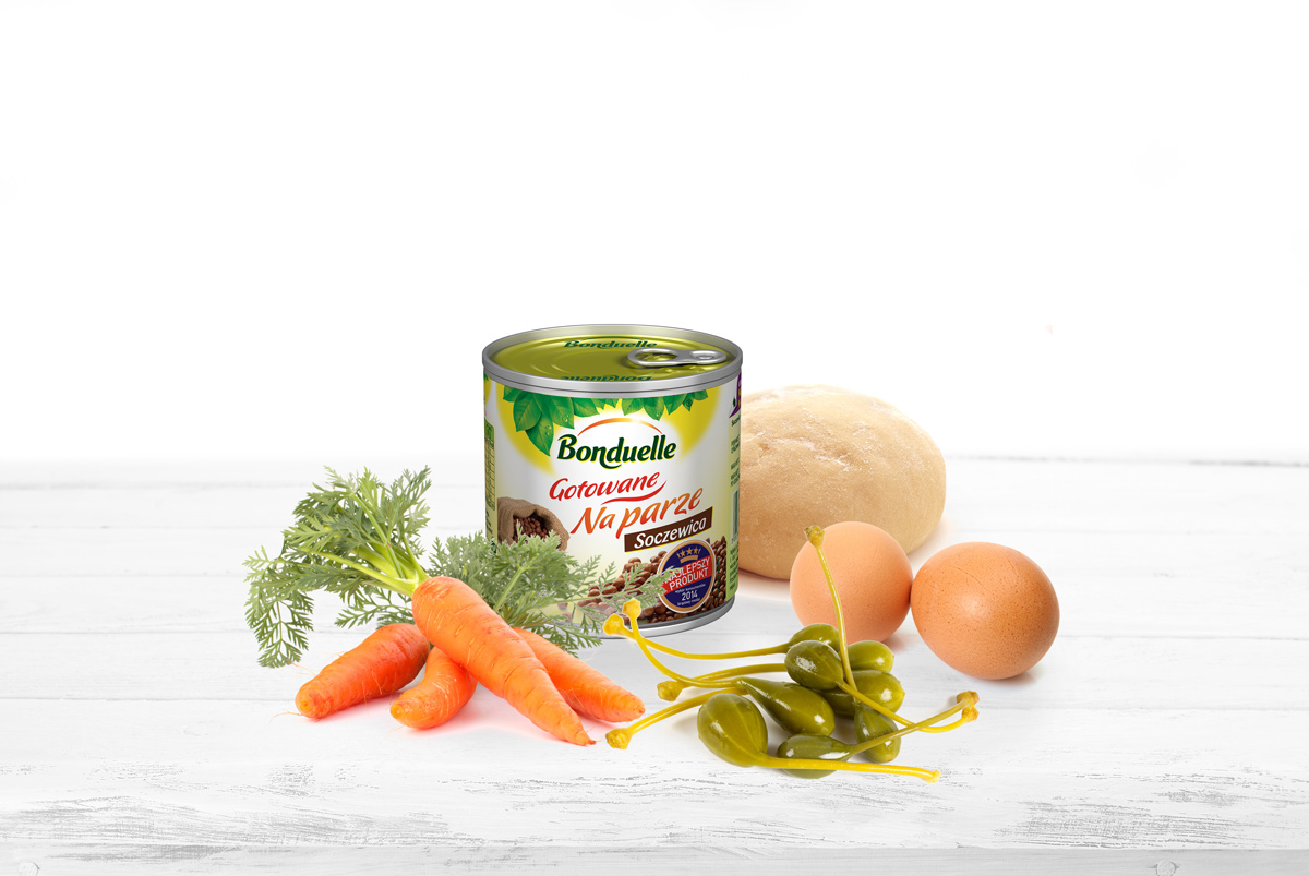 Składniki na zdrowy i szybki obiad: świeże marchewki, jajka, ciasto i konserwowa soczewica.