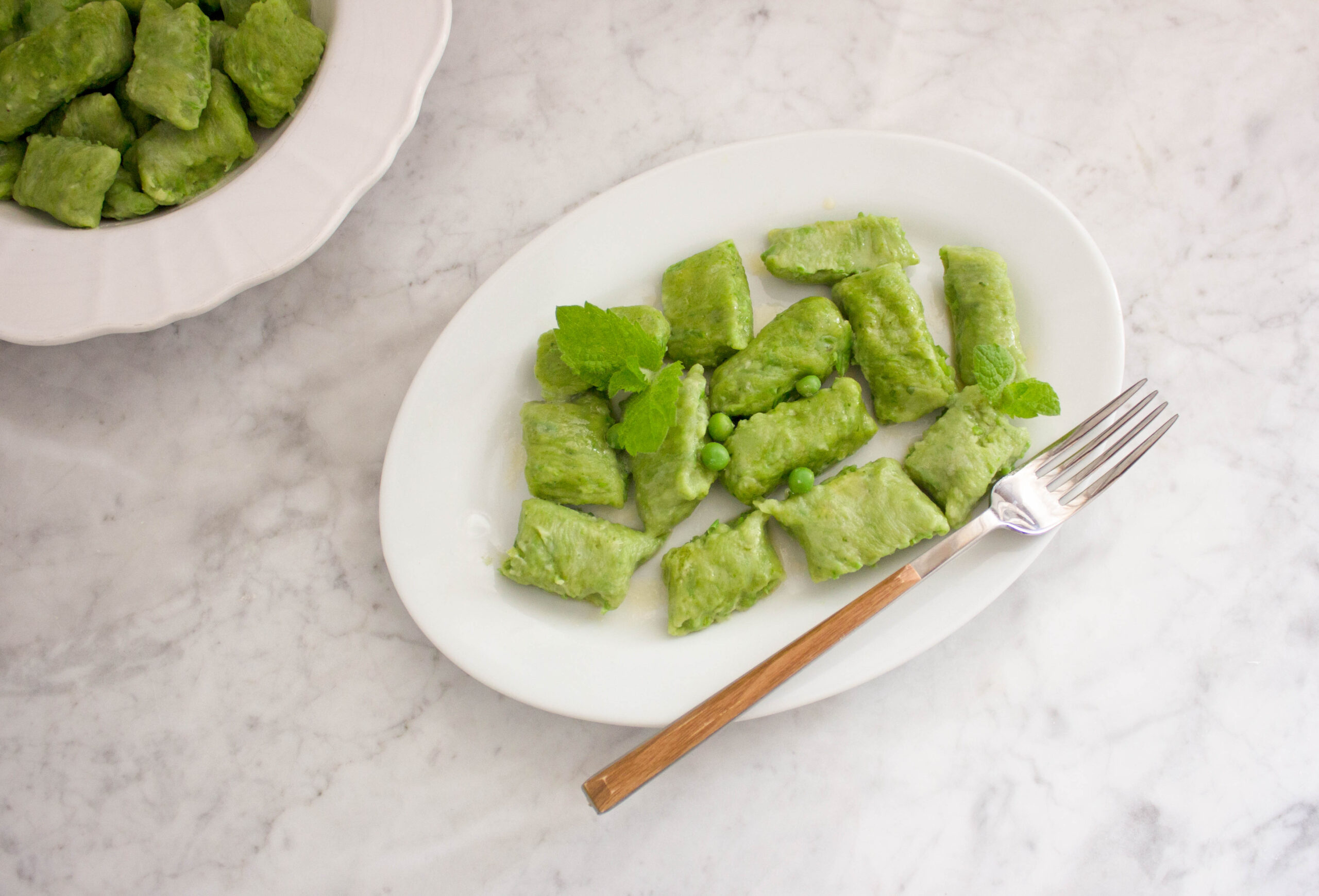 Domowe zielone pierogi ze świeżymi ziołami – idealne na wiosenny obiad.