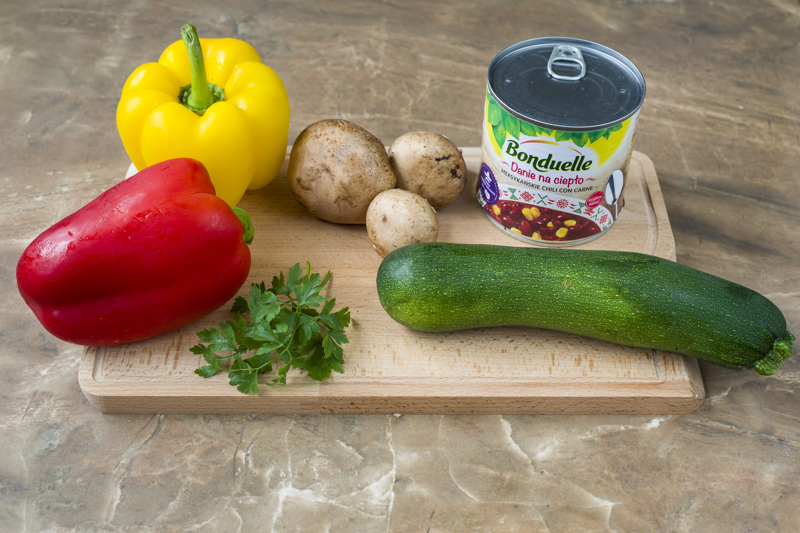 Składniki świeże i puszkowane na kolorowym stole kuchennym - idealne do zdrowych i pysznych przepisów.