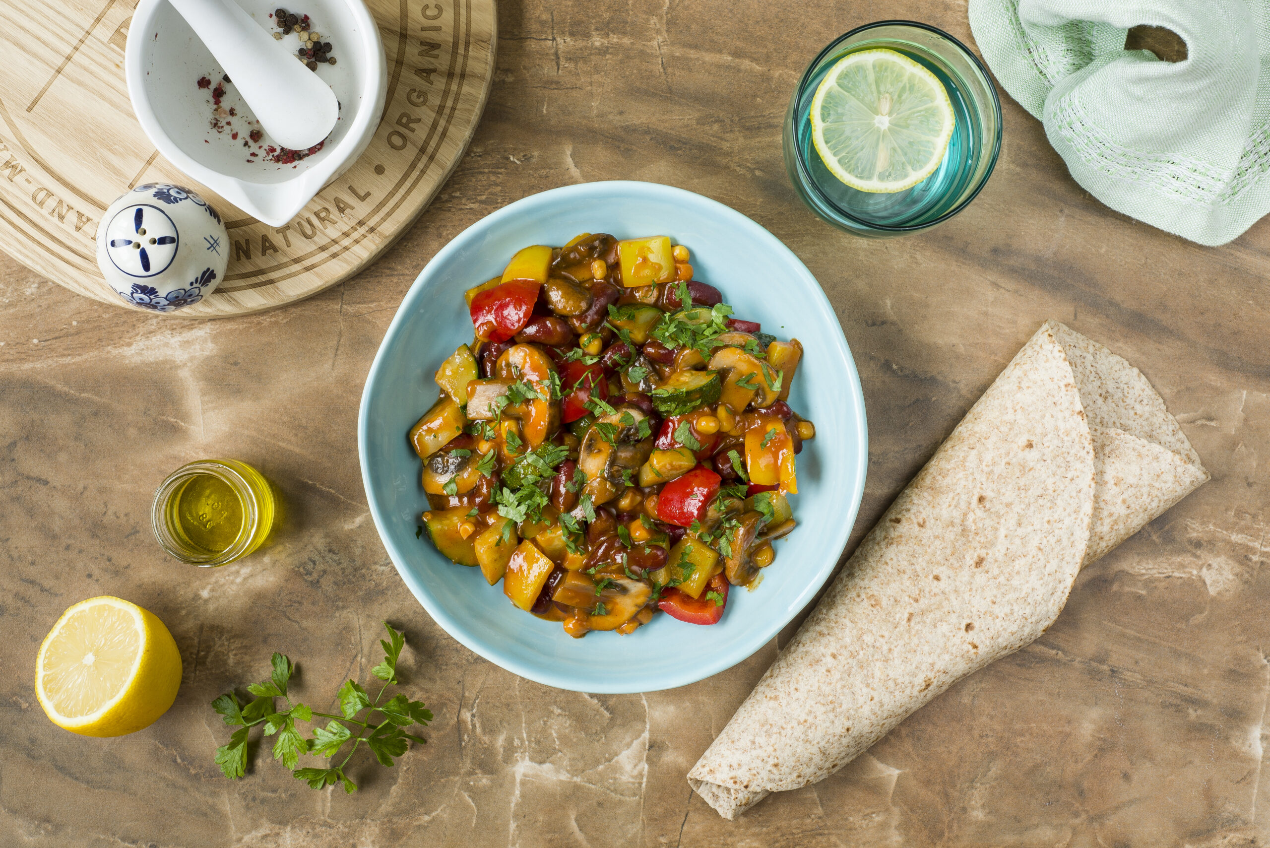 Kolorowa sałatka warzywna z ziołami podana na błękitnym talerzu, idealna na lekki letni obiad – przepis krok po kroku.