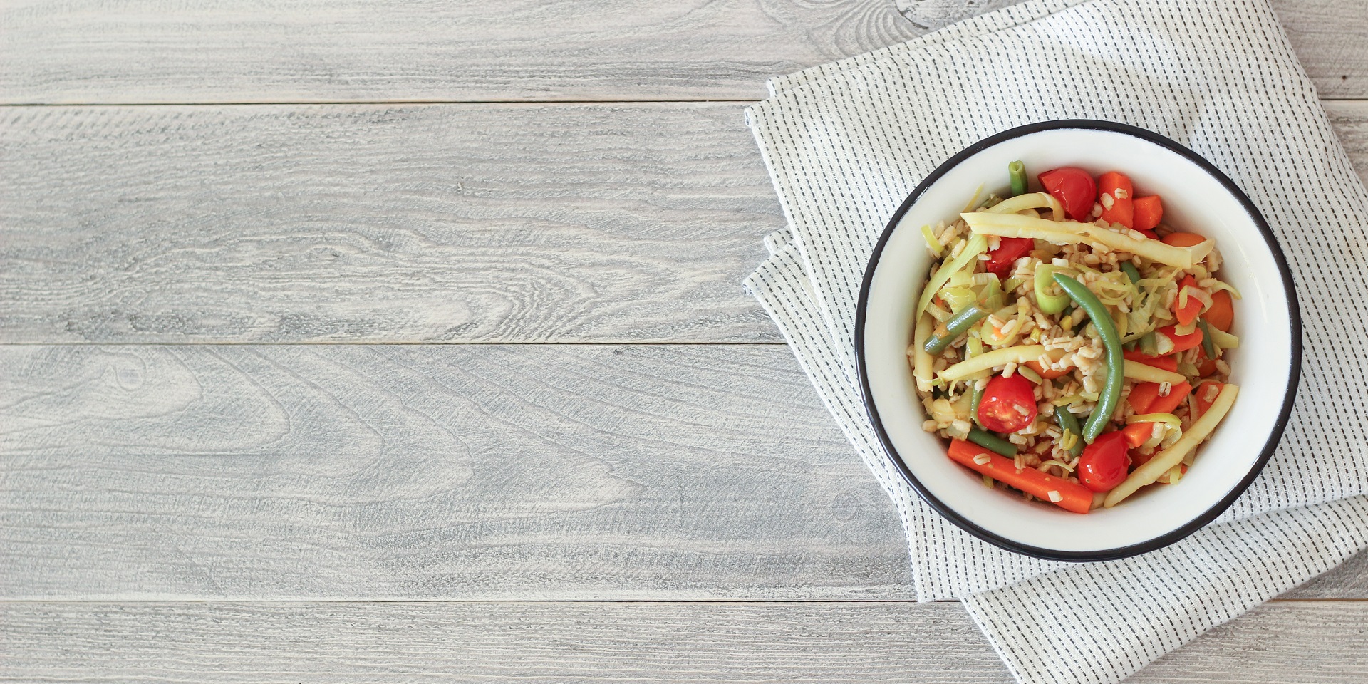 Kolorowa i zdrowa sałatka warzywna z dodatkiem ryżu – idealna na lekki obiad czy dodatek do dania głównego.