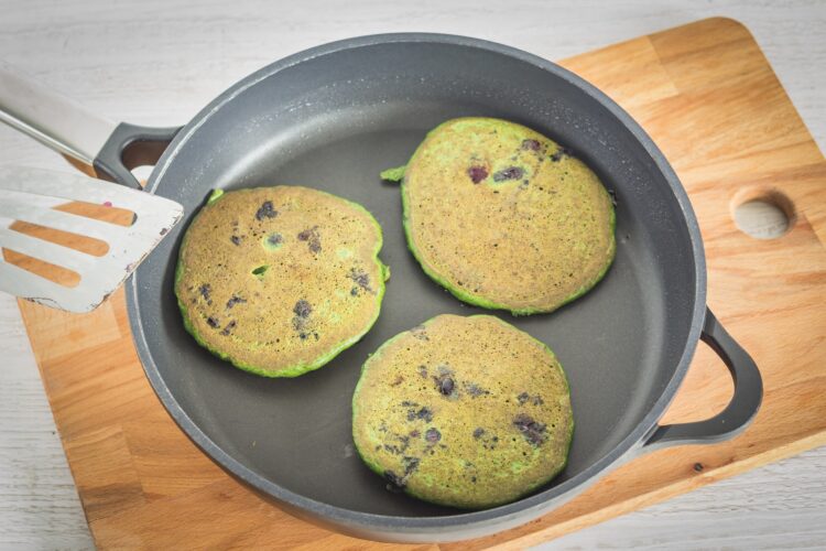 Szpinakowe pancakes z borówkami i ricottą - Krok 3