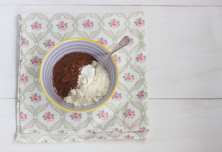 Ciasto czekoladowe ze śliwkami - Krok 3
