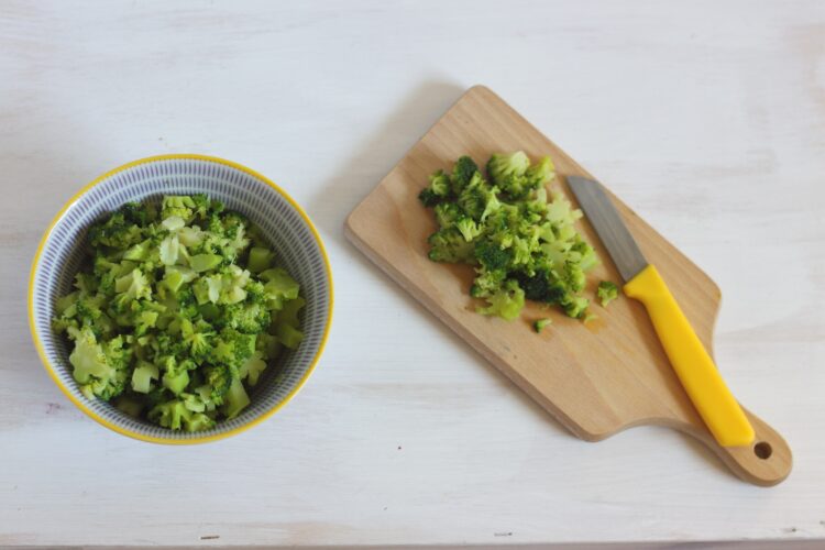 Placki z brokułów z sosem pieczarkowym z gorgonzolą - Krok 2