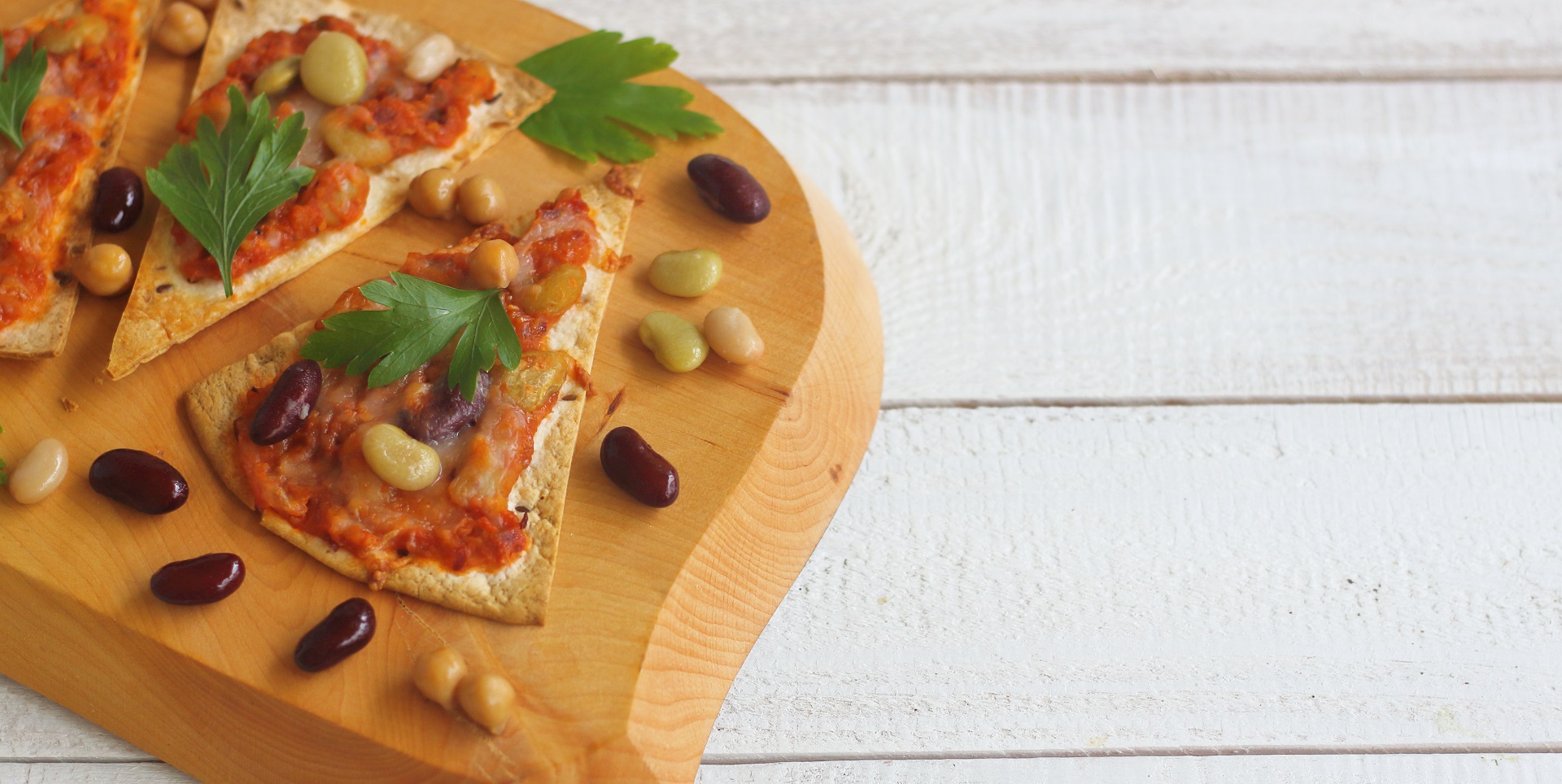 Tostadas z pomidorami, fasolą i cieciorką