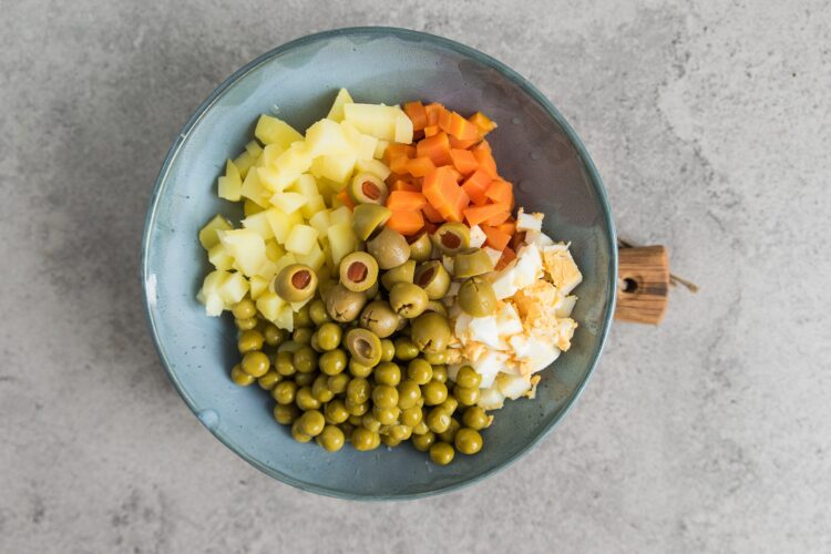 Sałatka warzywna z oliwkami - Krok 3