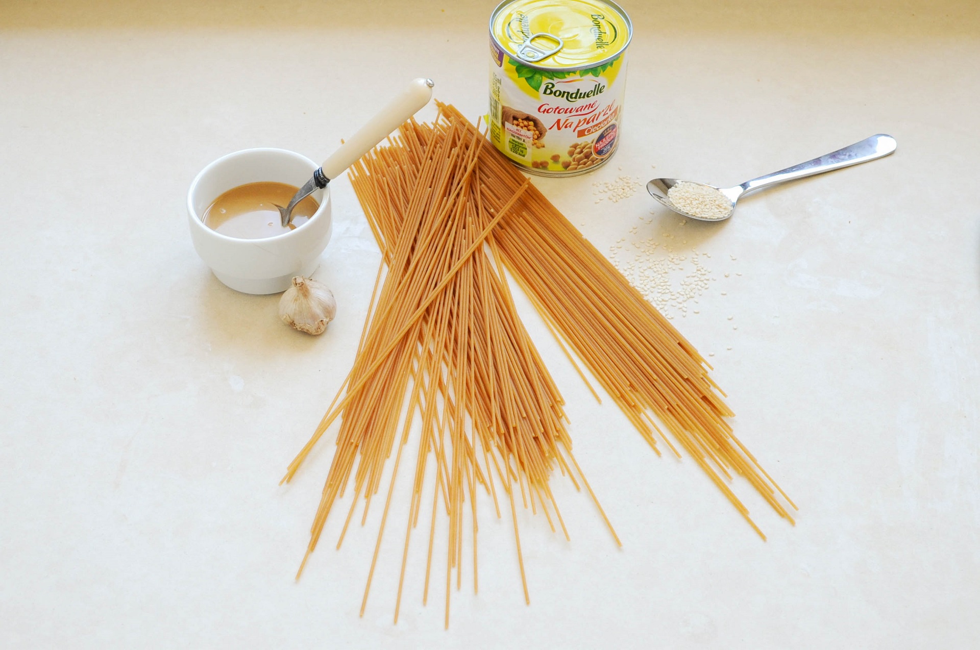 Spaghetti z hummusem i sezamem - Składniki
