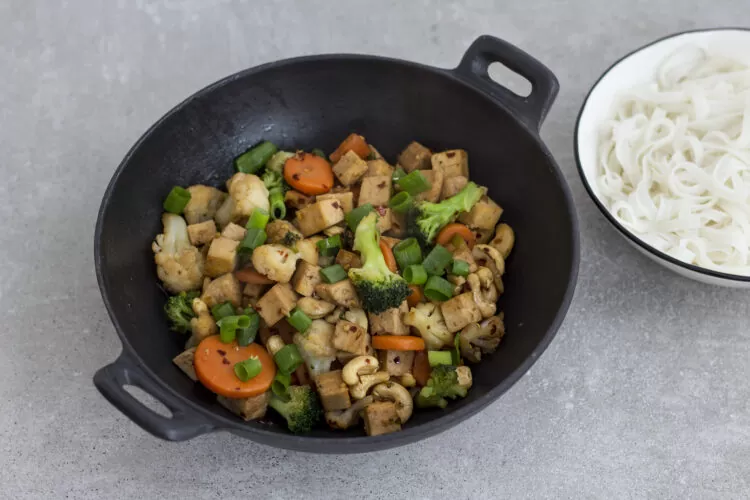 Stir-fry z warzywami, tofu i orzechami nerkowca - Krok 5