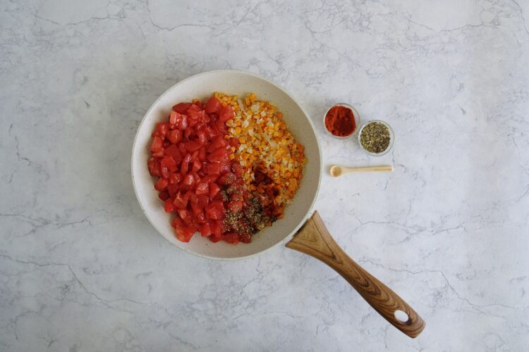 Makaron z soczewicą i pomidorami - Krok 2