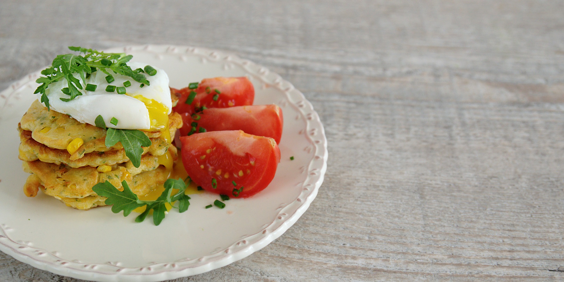 Śniadaniowe placuszki z kukurydzy z jajkiem w koszulce
