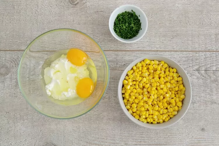 Śniadaniowe placuszki z kukurydzy z jajkiem w koszulce - Krok 1