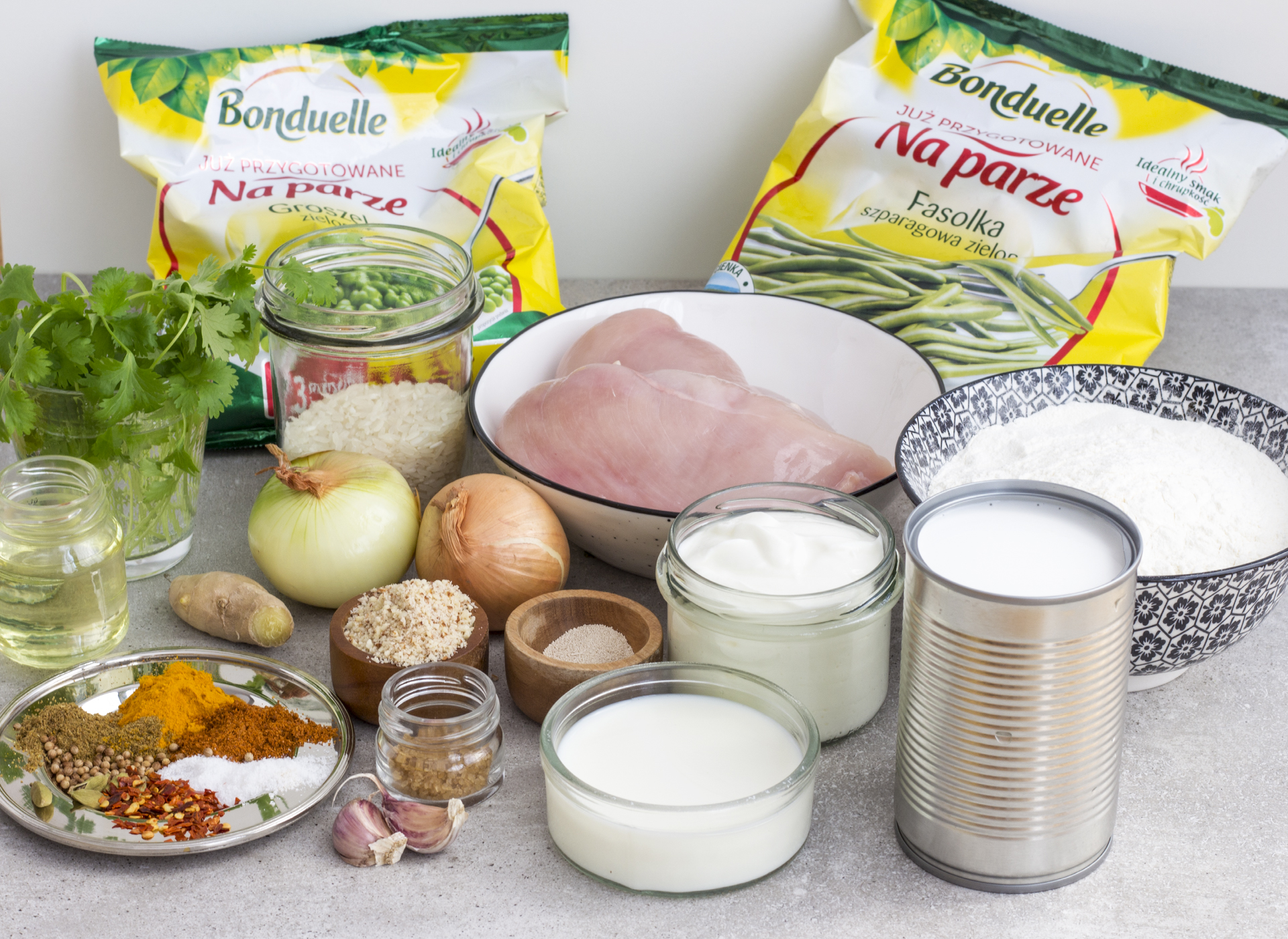 Składniki na zdrowy i kolorowy obiad: świeże warzywa, piersi z kurczaka i przyprawy.