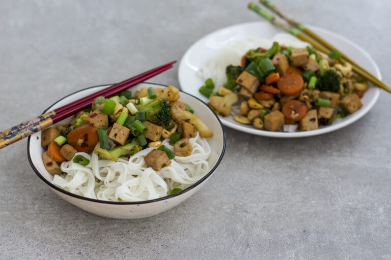 Stir-fry z warzywami, tofu i orzechami nerkowca