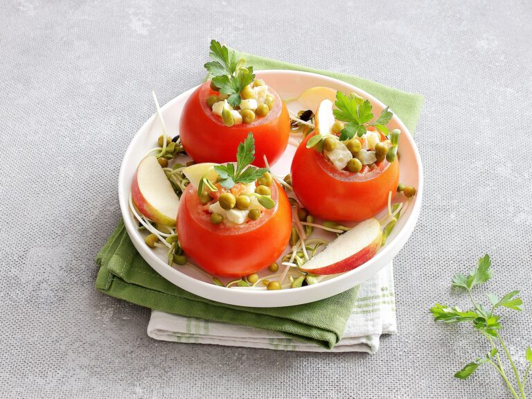 Pomidory faszerowane sałatką jarzynową