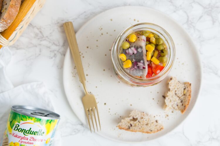 Kolorowe śledzie z kukurydzą i groszkiem 