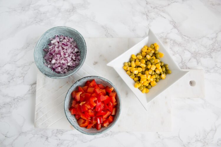 Kolorowe śledzie z kukurydzą i groszkiem - Krok 2