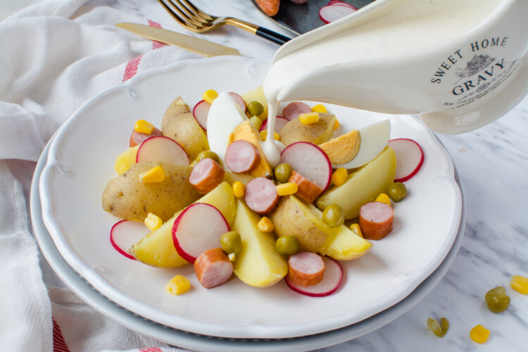 Świąteczna sałatka z kiełbasą, ziemniakami, kukurydzą i groszkiem - Krok 4