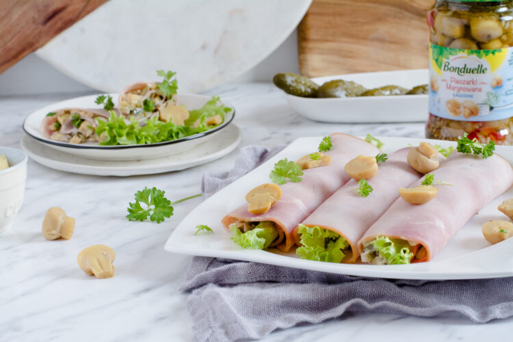 Roladki z szynki z sosem tatarskim i marynowanymi pieczarkami 