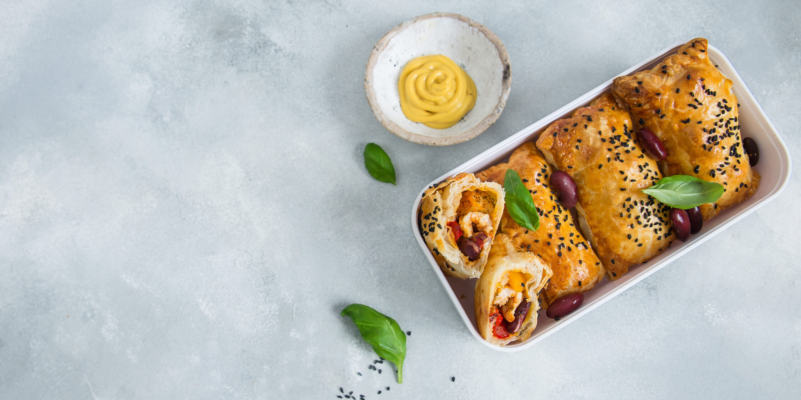 Pierożki z ciasta francuskiego z indykiem i papryką