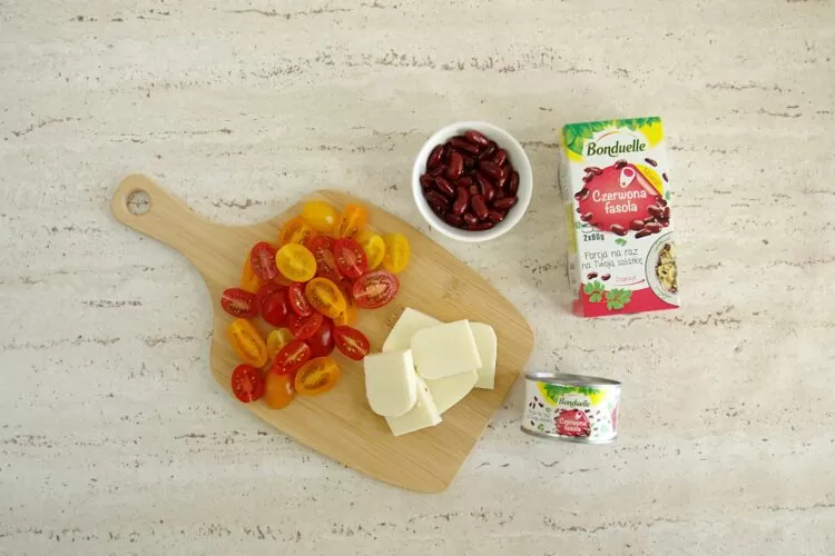 Sałatka z pomidorami, czerwoną fasolą i serem halloumi - Krok 1