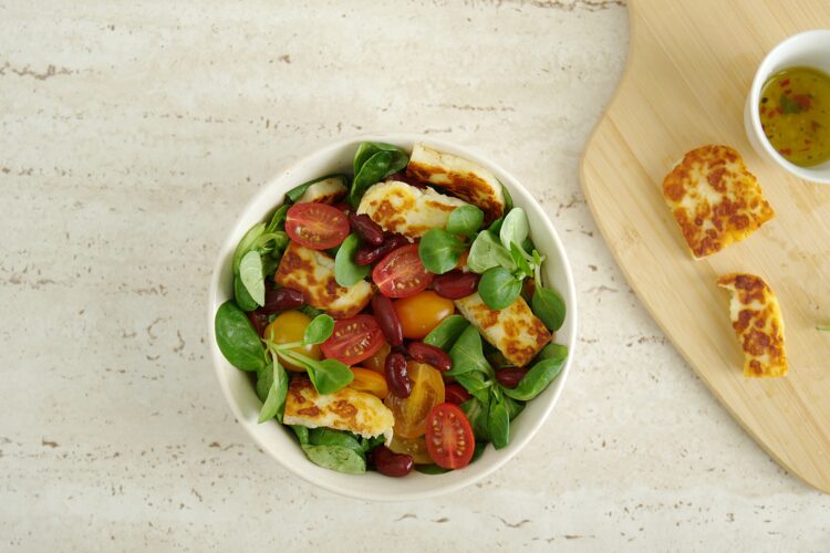 Sałatka z pomidorami, czerwoną fasolą i serem halloumi - Krok 4