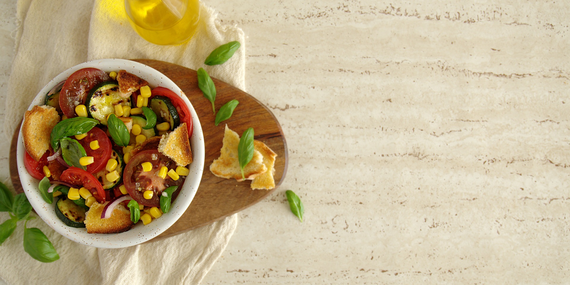 Letnia panzanella z pomidorami, cukinią i kukurydzą