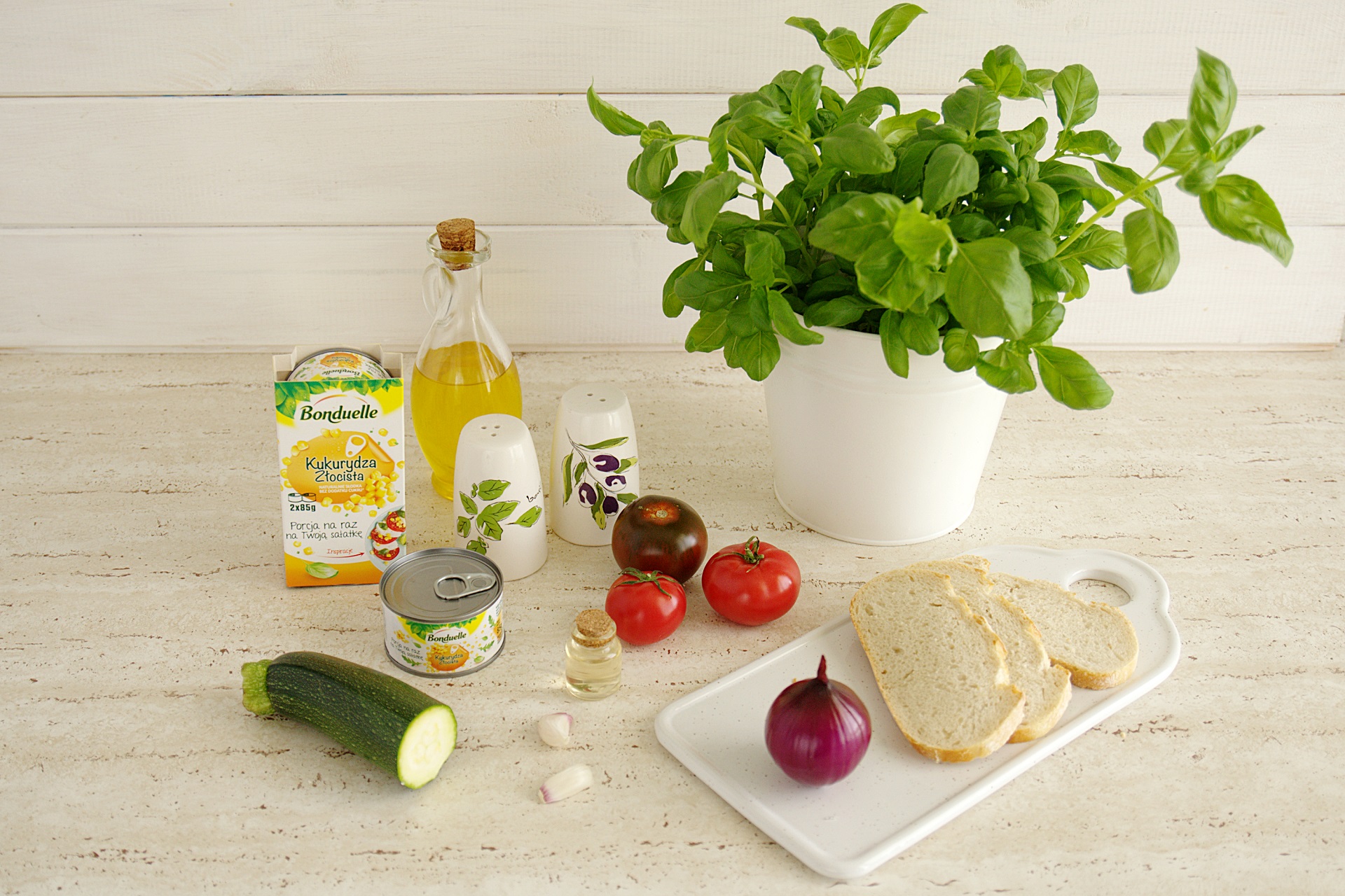 Letnia panzanella z pomidorami, cukinią i kukurydzą - Składniki