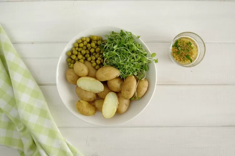 Sałatka z groszkiem, młodymi ziemniakami, jajkami i ziołami - Krok 4