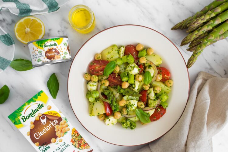 Sałatka ziemniaczana z sosem bazyliowym i szparagami
