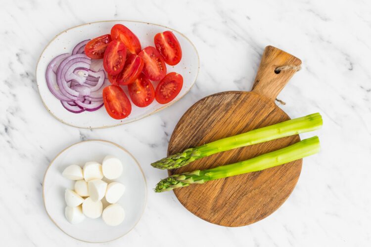 Sałatka ziemniaczana z sosem bazyliowym i szparagami - Krok 1