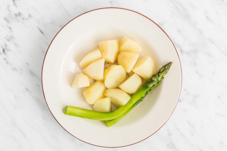 Sałatka ziemniaczana z sosem bazyliowym i szparagami - Krok 3