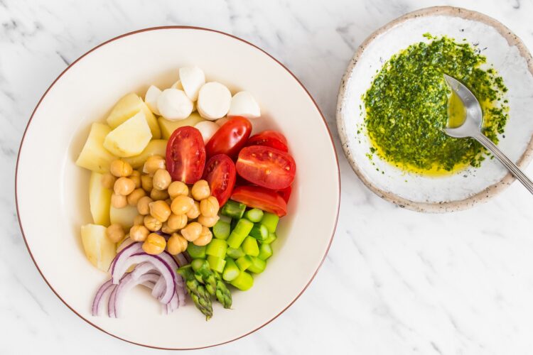 Sałatka ziemniaczana z sosem bazyliowym i szparagami - Krok 4