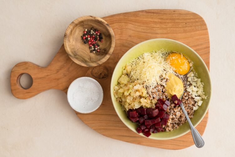 Kotlety gryczane z buraczkami - Krok 2