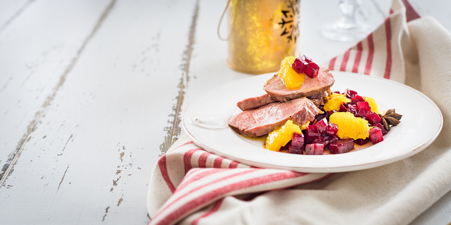 Pierś kaczki z buraczkami karmelizowanymi w pomarańczach – całość można posypać rukolą