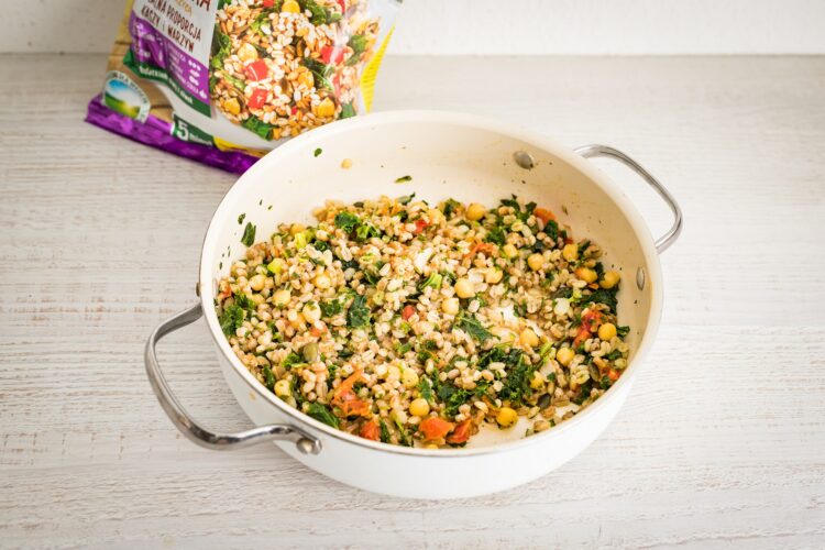 Kasza z warzywami i krewetkami koktajlowymi z sezamem i chili - Krok 2