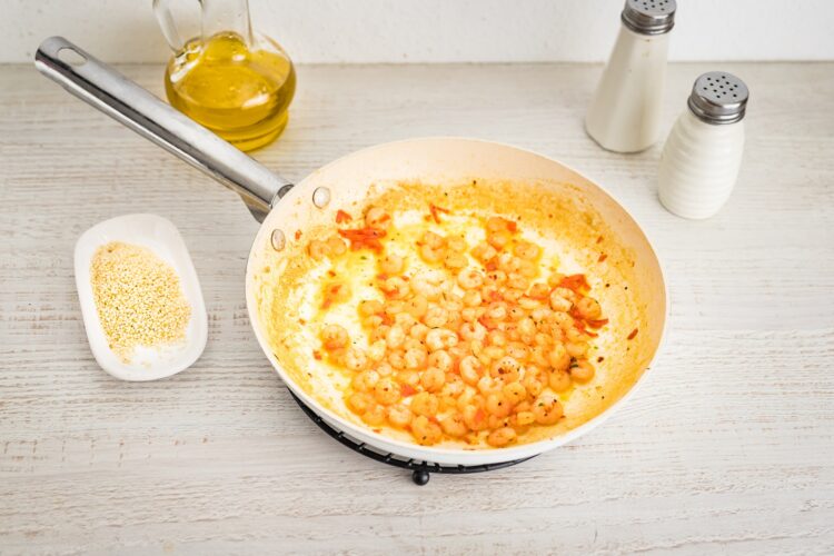 Kasza z warzywami i krewetkami koktajlowymi z sezamem i chili - Krok 3