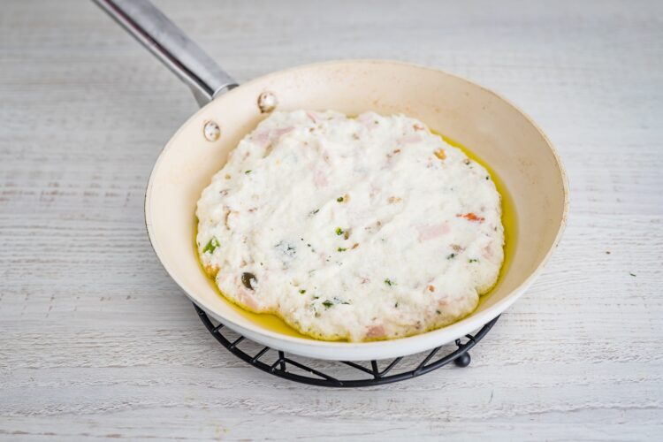 Szybki omlet biaÅ‚kowy z kaszÄ… z warzywami i szynkÄ… - Krok 4