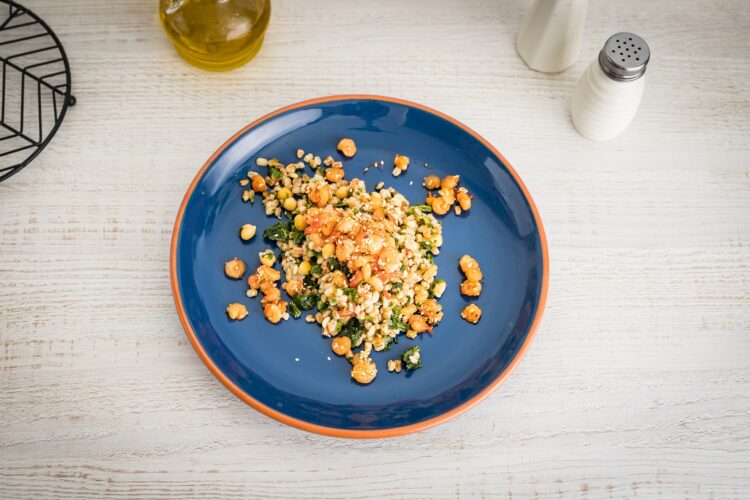 Kasza z warzywami i krewetkami koktajlowymi z sezamem i chili - Krok 4