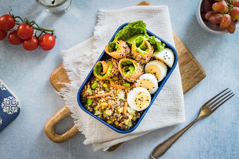 Lunchbox: kasza z warzywami z wędzonym łososiem i gotowanym jajkiem