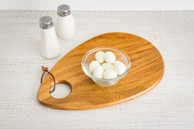 Galaretki drobiowe z jajkiem przepiórczym i groszkiem - Krok 2