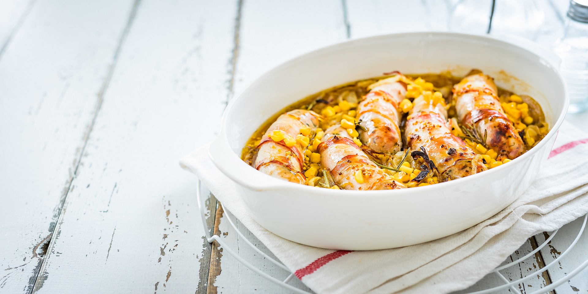 Biała kiełbasa pieczona w boczku z kukurydzą