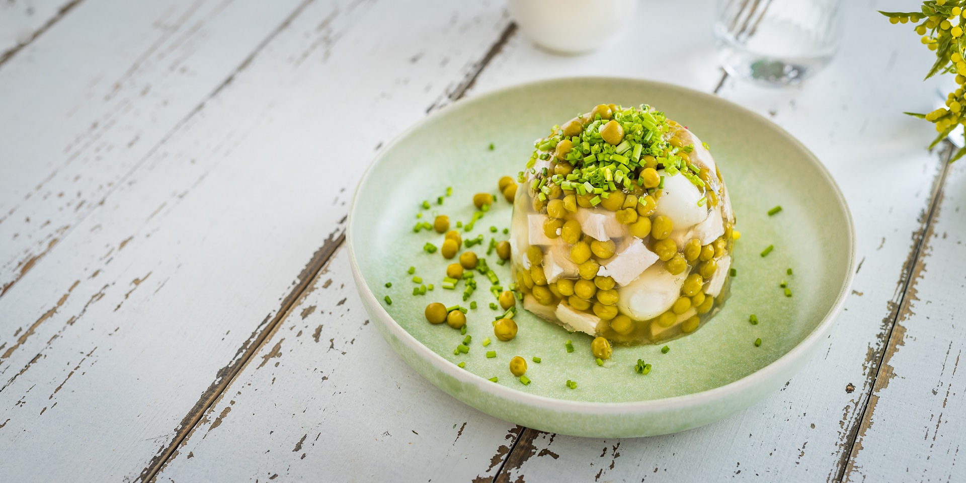 Galaretki drobiowe z jajkiem przepiórczym i groszkiem