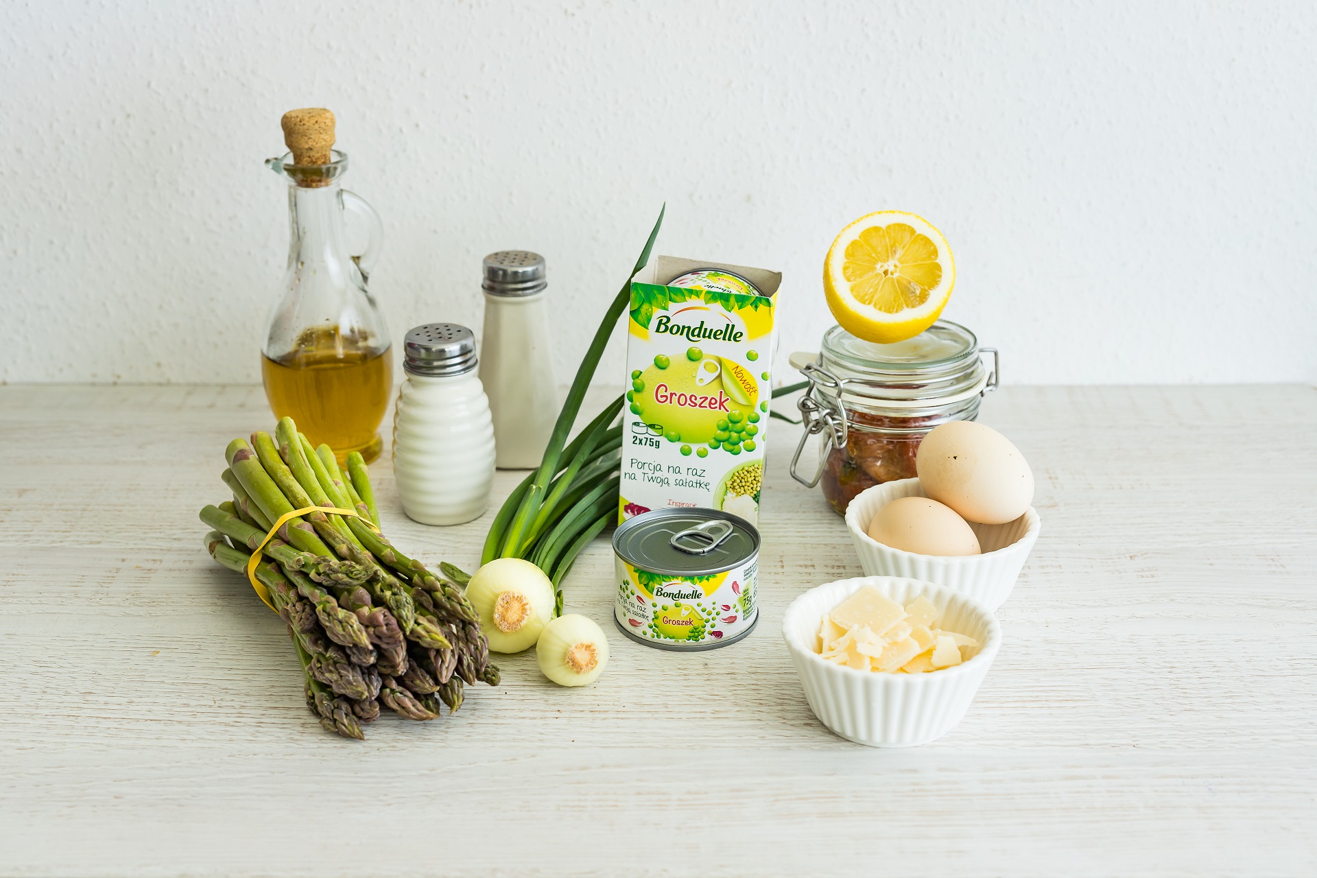 Grillowane szparagi z jajkiem, suszonymi pomidorami i groszkiem - Składniki