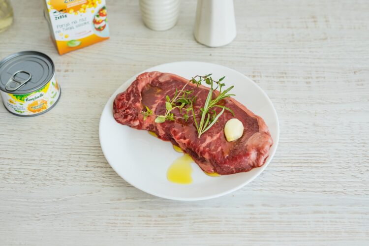 Włoska sałatka z pomidorów i chleba z kukurydzą i stekiem - Krok 1