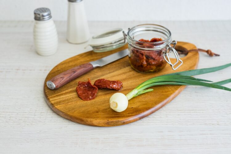 Grillowane szparagi z jajkiem, suszonymi pomidorami i groszkiem - Krok 2