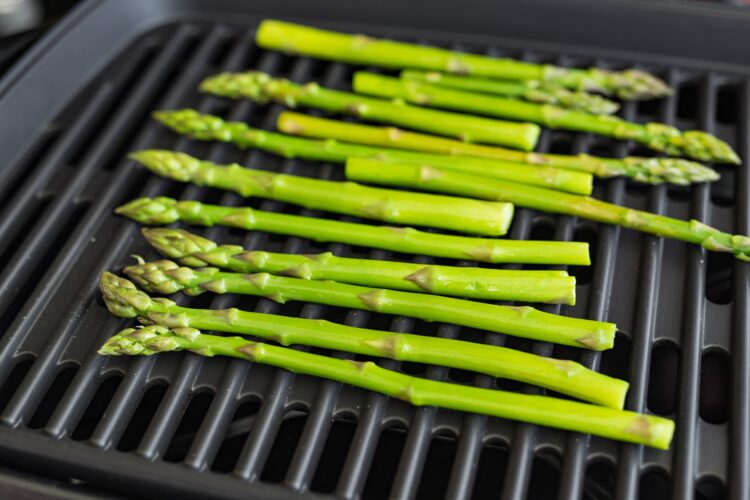 Grillowane szparagi z jajkiem, suszonymi pomidorami i groszkiem - Krok 3