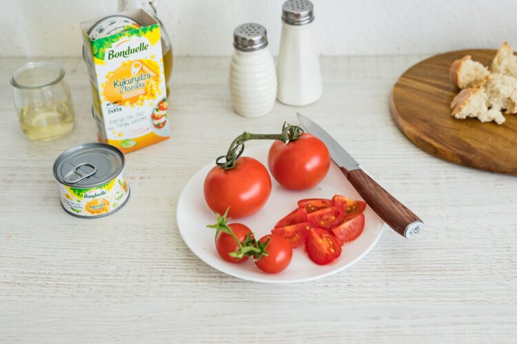 Włoska sałatka z pomidorów i chleba z kukurydzą i stekiem - Krok 3