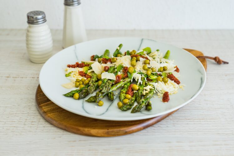 Grillowane szparagi z jajkiem, suszonymi pomidorami i groszkiem - Krok 4