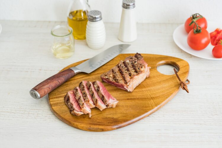 Włoska sałatka z pomidorów i chleba z kukurydzą i stekiem - Krok 4