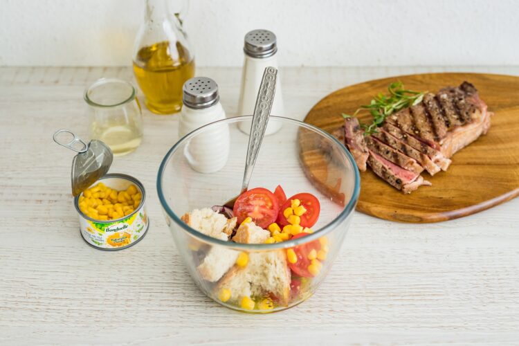 Włoska sałatka z pomidorów i chleba z kukurydzą i stekiem - Krok 5